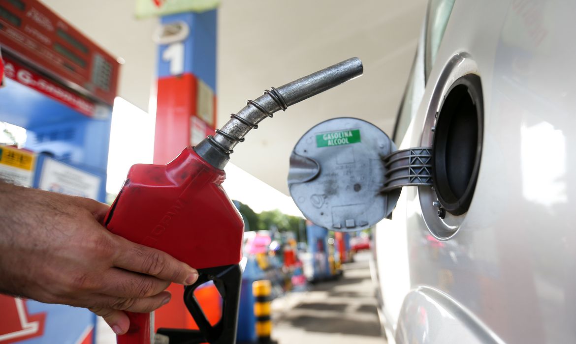 Vai faltar gasolina? Petrobras diz que demanda para novembro está acima da capacidade de produção